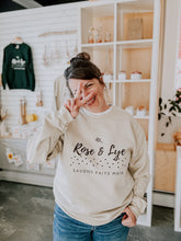 Charger l'image dans la galerie, Accessoire - Official Crewneck Rose & Lye beige/crème