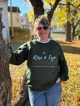 Charger l'image dans la galerie, Accessoire - Official Crewneck Rose & Lye vert forêt