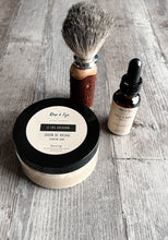 Charger l'image dans la galerie, Ensemble cadeau pour lui d’un savon à raser, un blaireau et une huile à barbe
