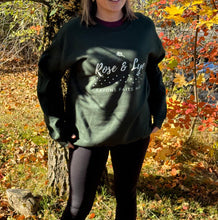 Charger l'image dans la galerie, Accessoire - Official Crewneck Rose &amp; Lye vert forêt
